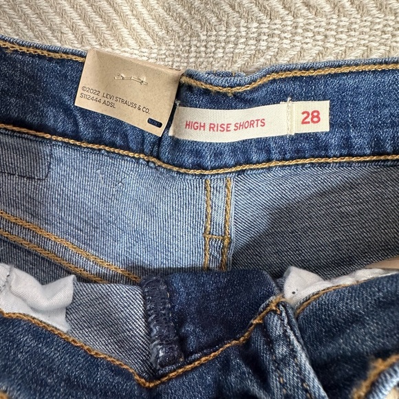 NWT Levi’s high rise shorts - Picture 3 of 3